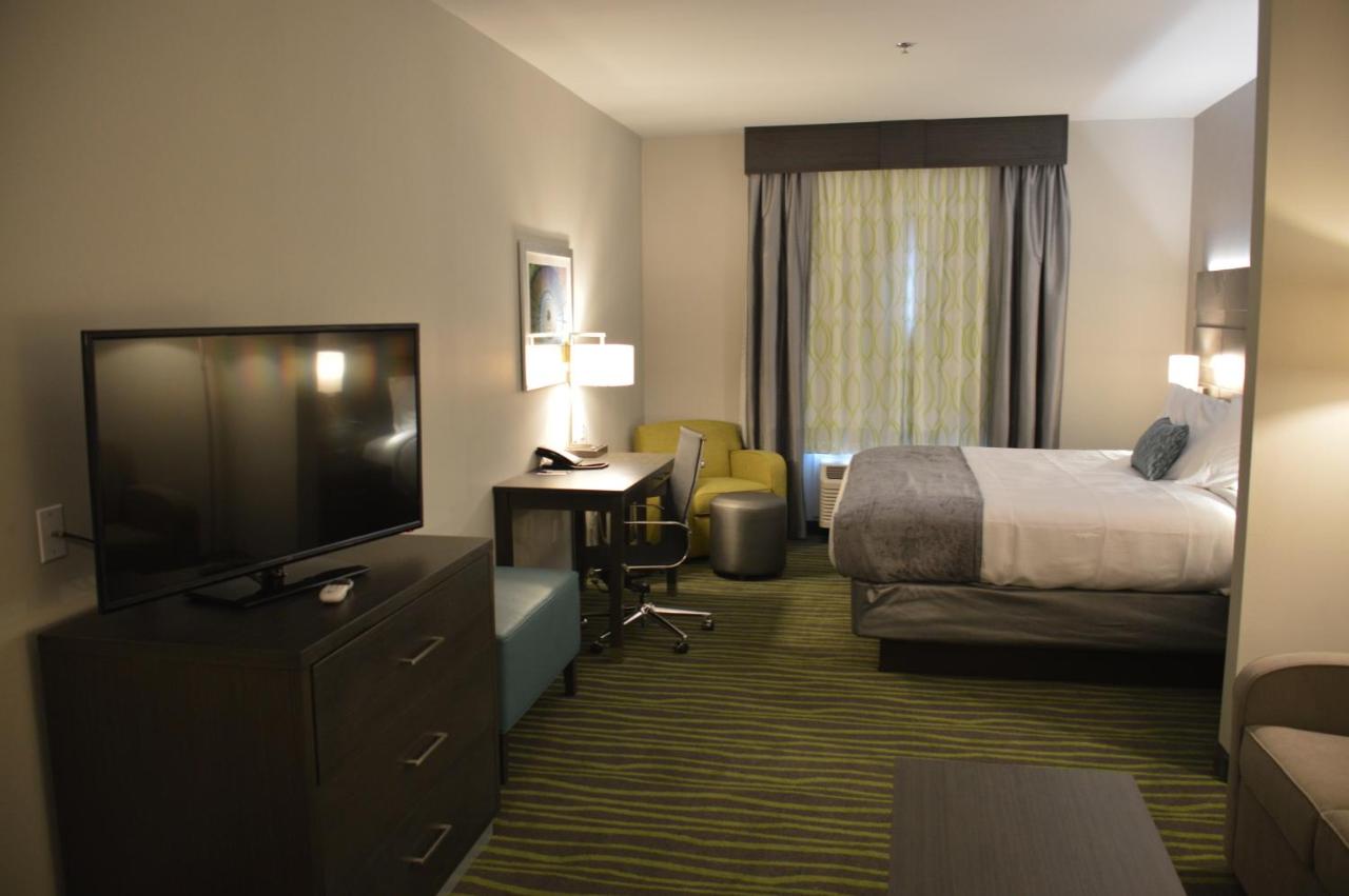 King Suite with Bath Tub - Disability Access at Best Western Plus Prien Lake Hotel & Suites - Lake Charles