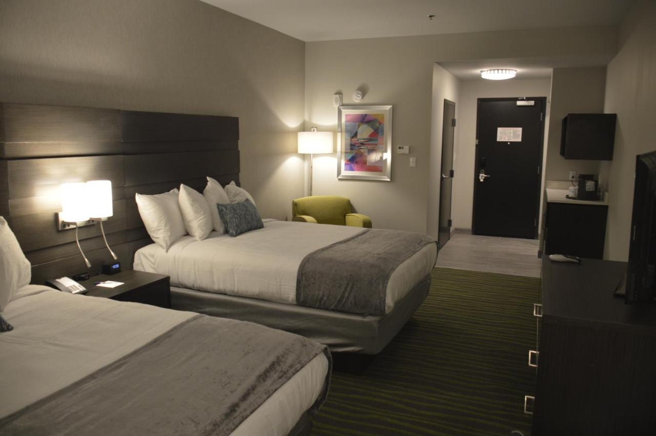 Queen Room with Two Queen Beds and Bath Tub - Mobility Access at Best Western Plus Prien Lake Hotel & Suites - Lake Charles