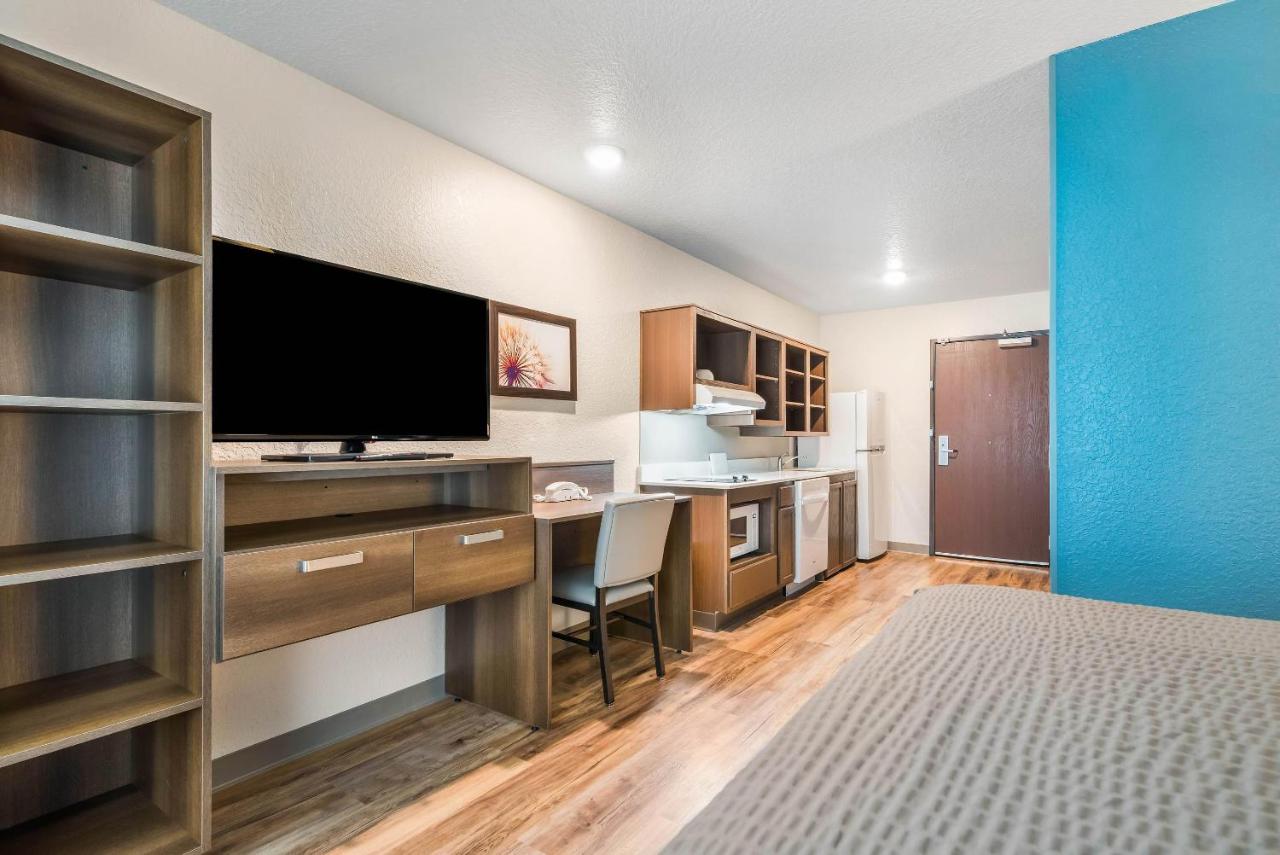 Queen Room with Roll-In Shower - Disability Access/Non-Smoking at WoodSpring Suites Davenport FL