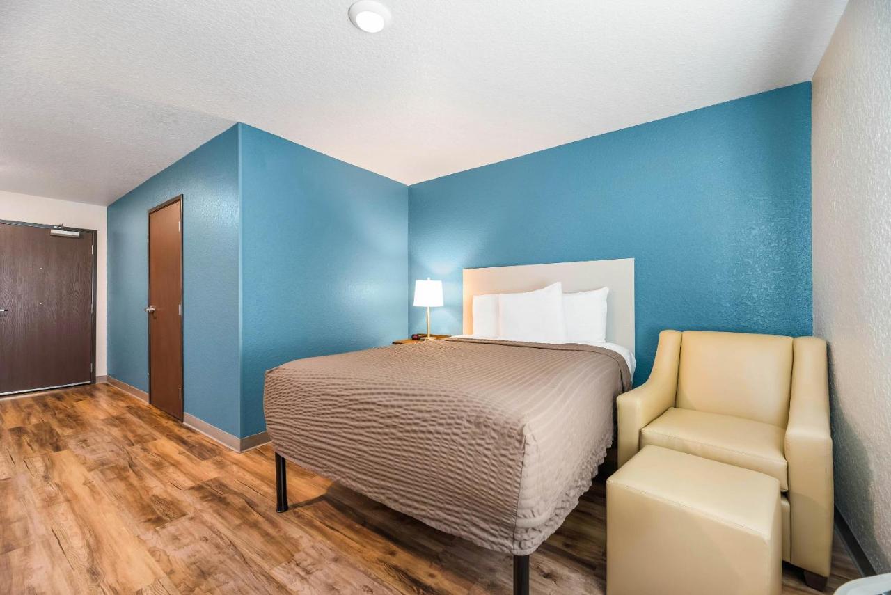 Queen Room with Roll-In Shower - Disability Access/Non-Smoking at WoodSpring Suites Davenport FL