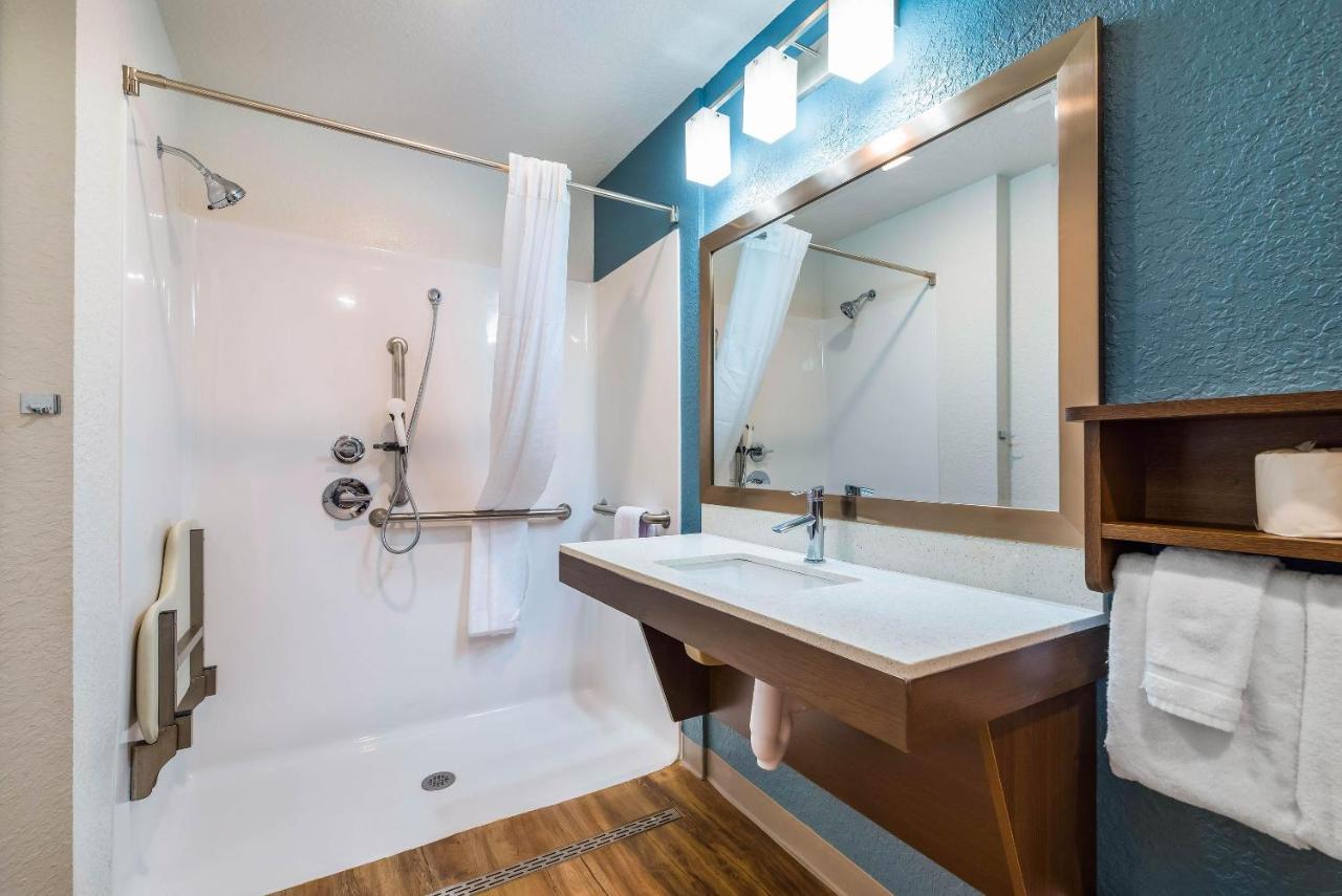 Queen Room with Roll-In Shower - Disability Access/Non-Smoking at WoodSpring Suites Davenport FL