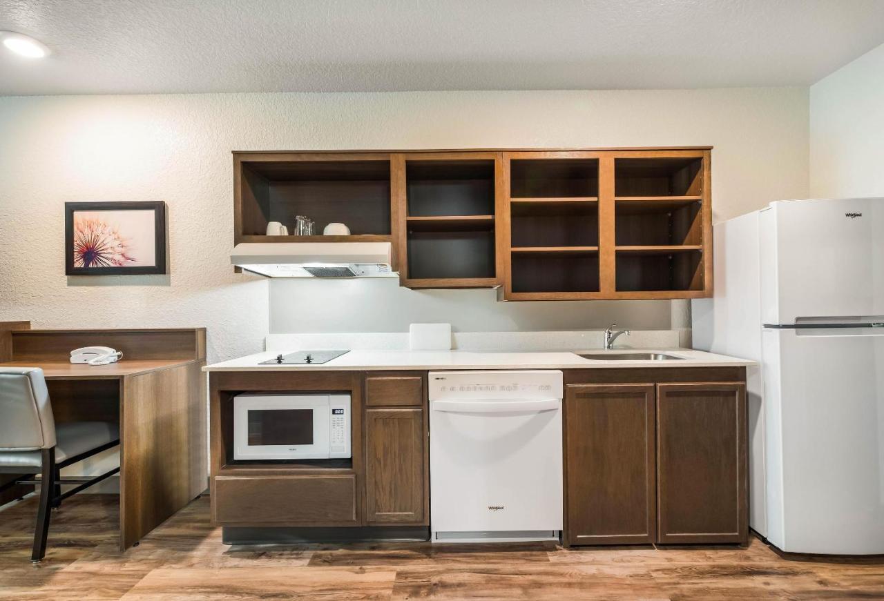Queen Room with Roll-In Shower - Disability Access/Non-Smoking at WoodSpring Suites Davenport FL