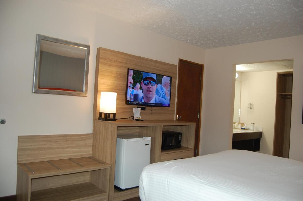Standard Room with One Queen Bed at Vacation Lodge