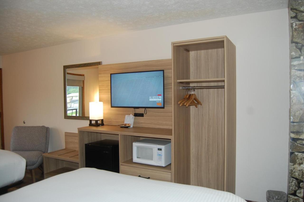 Standard Room with Two Queen Beds, Balcony at Vacation Lodge