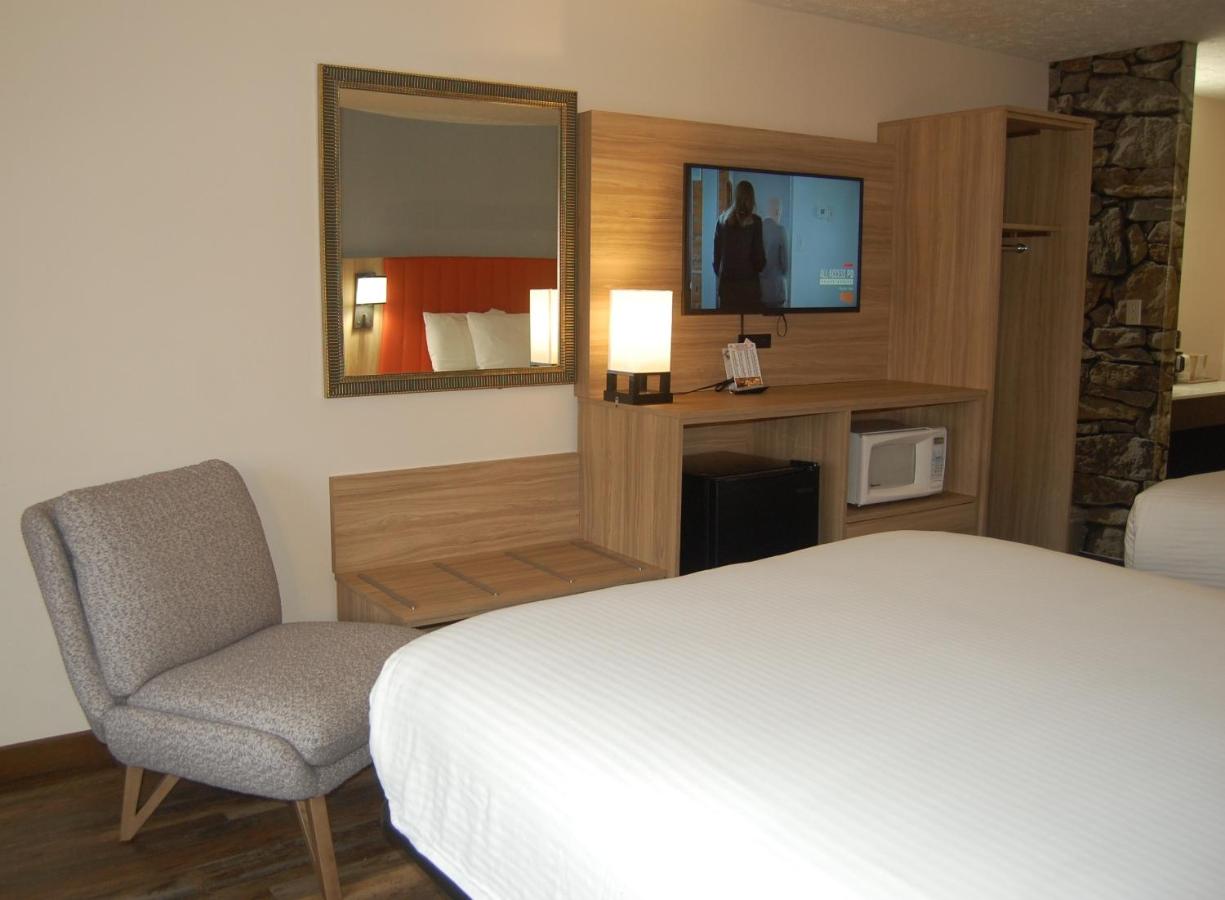 Standard Room with Two Queen Beds, Balcony at Vacation Lodge