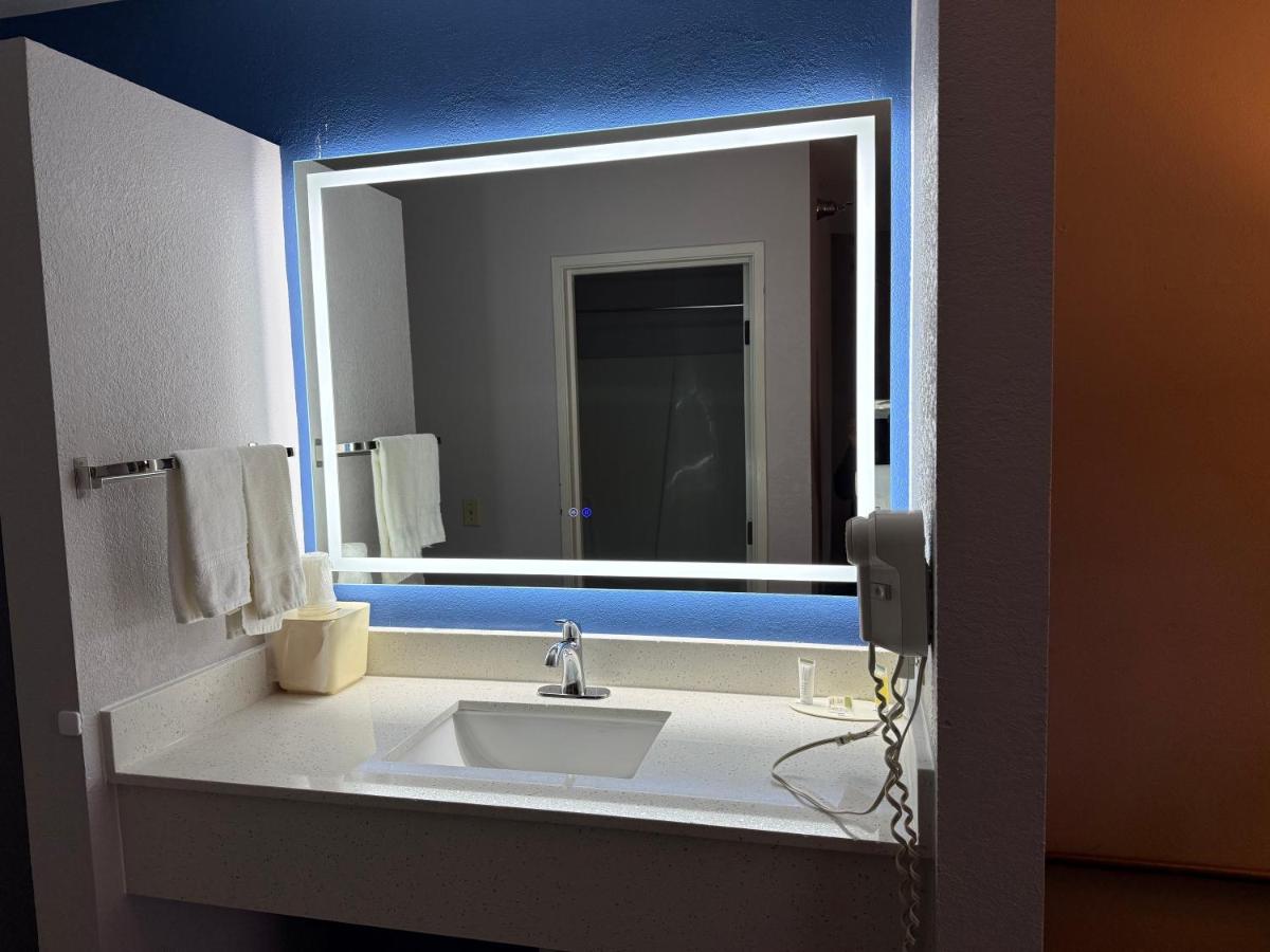 King Room - Disability Access/Non-Smoking at Delavan Inn and Suites