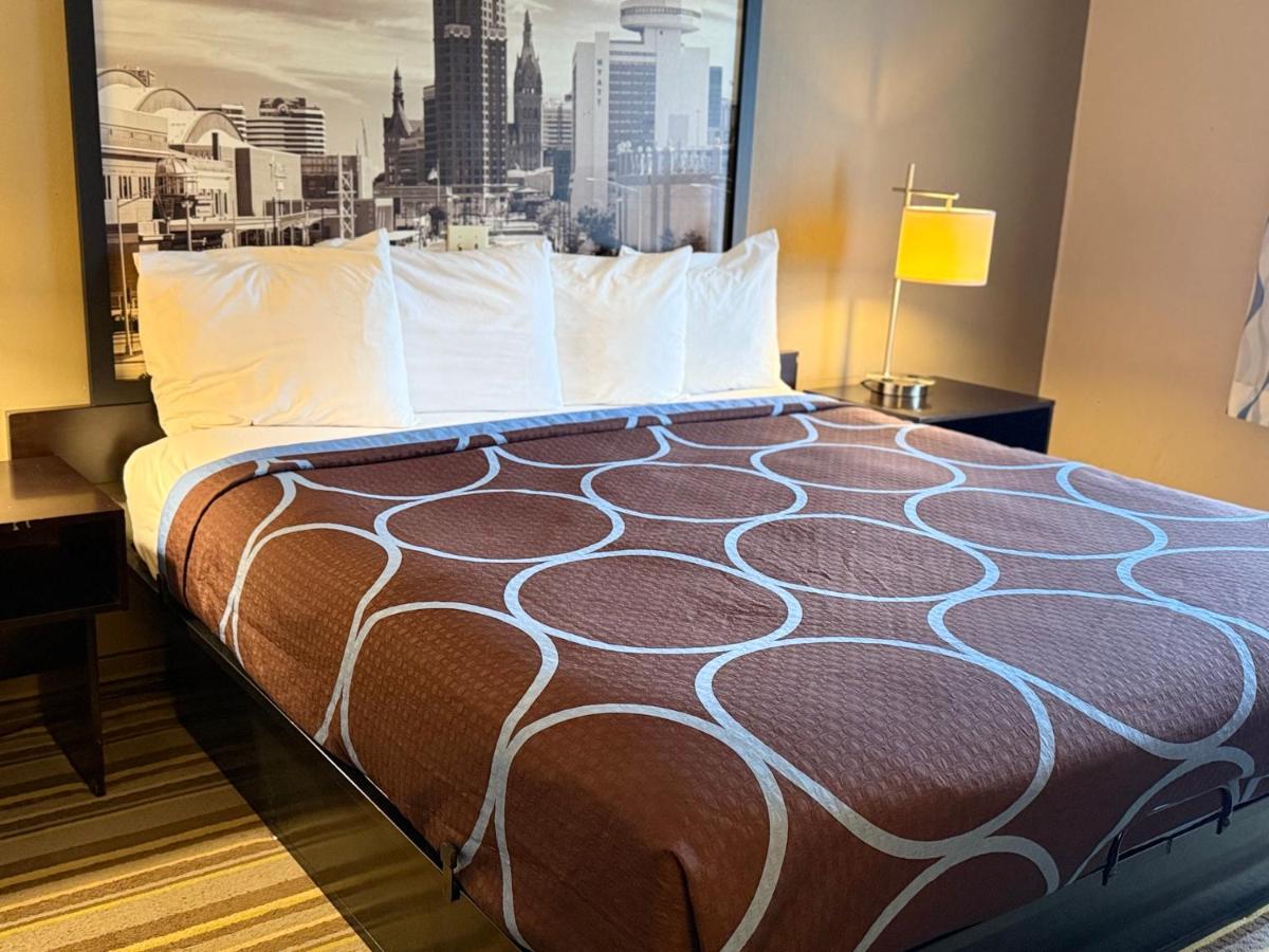 King Room - Disability Access/Non-Smoking at Delavan Inn and Suites