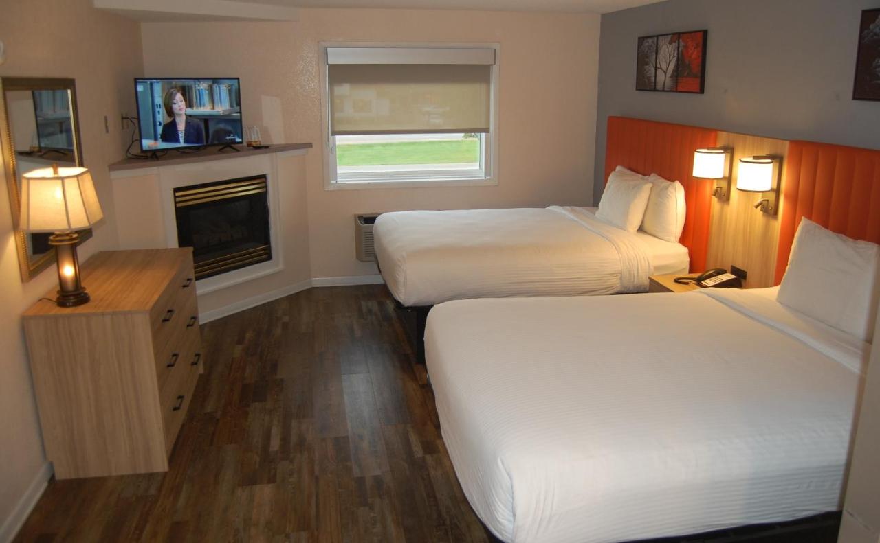 Suite with Two Queen Beds, Fireplace and Spa Bath at Vacation Lodge