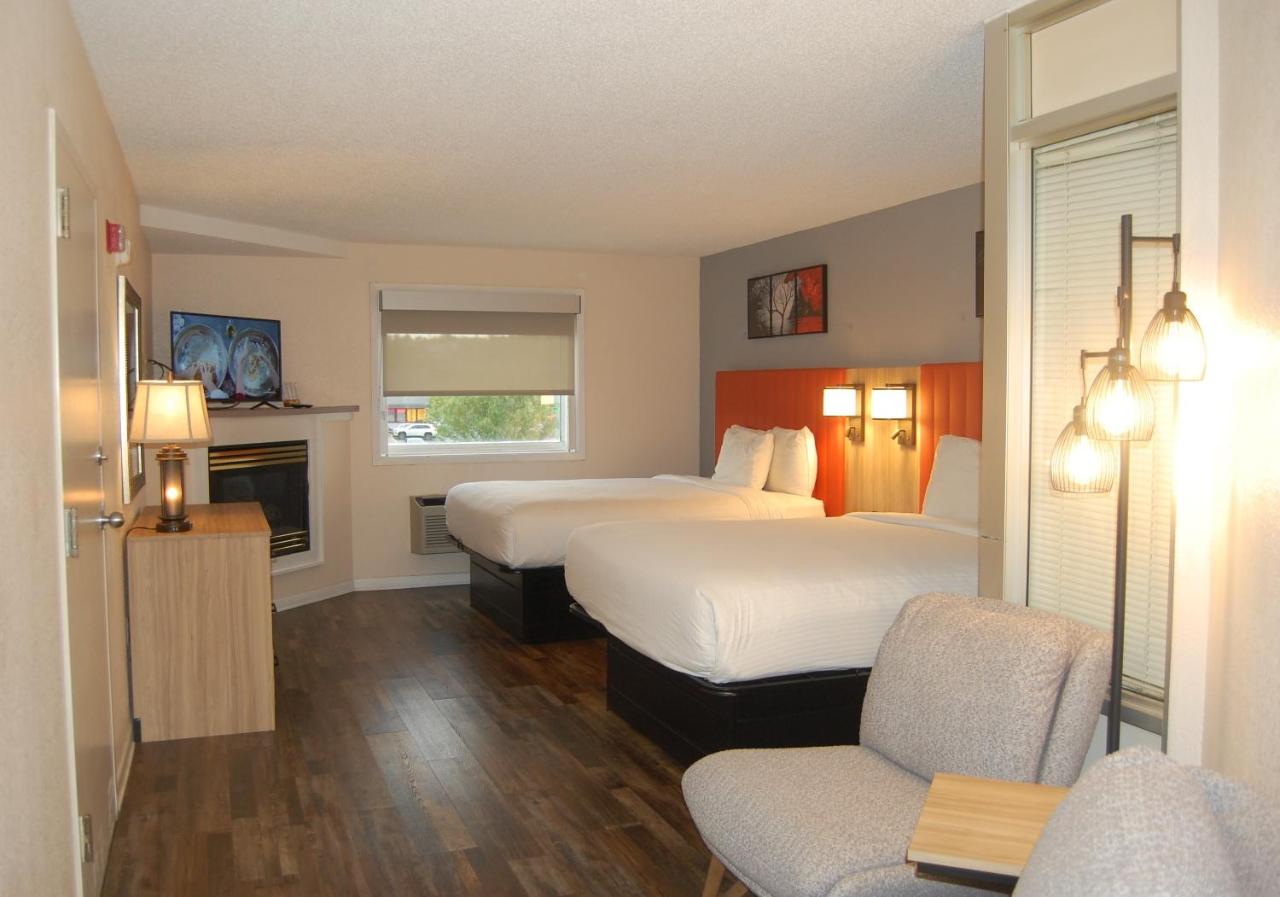 Suite with Two Queen Beds, Fireplace and Spa Bath at Vacation Lodge