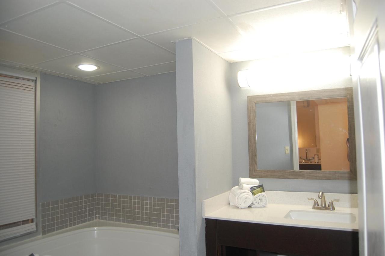 Suite with Two Queen Beds, Fireplace and Spa Bath at Vacation Lodge