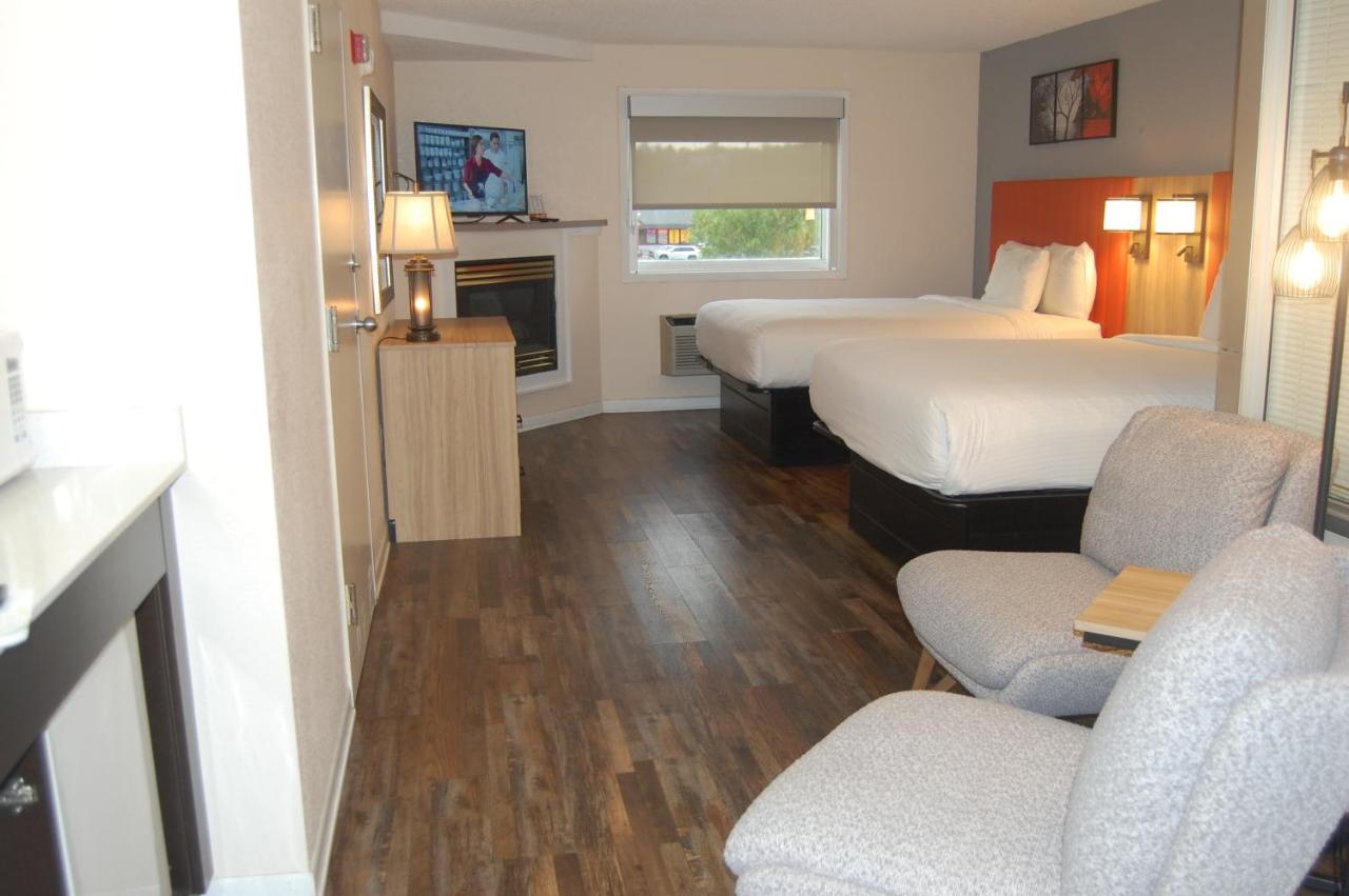 Suite with Two Queen Beds, Fireplace and Spa Bath at Vacation Lodge