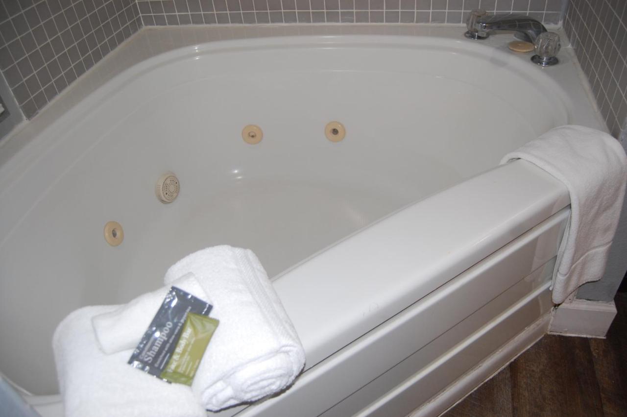 Suite with Two Queen Beds, Fireplace and Spa Bath at Vacation Lodge