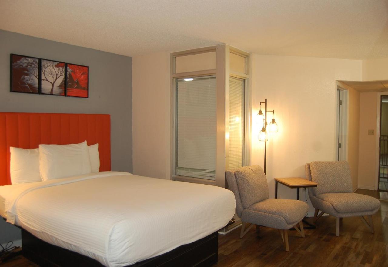Suite with Two Queen Beds, Fireplace and Spa Bath at Vacation Lodge