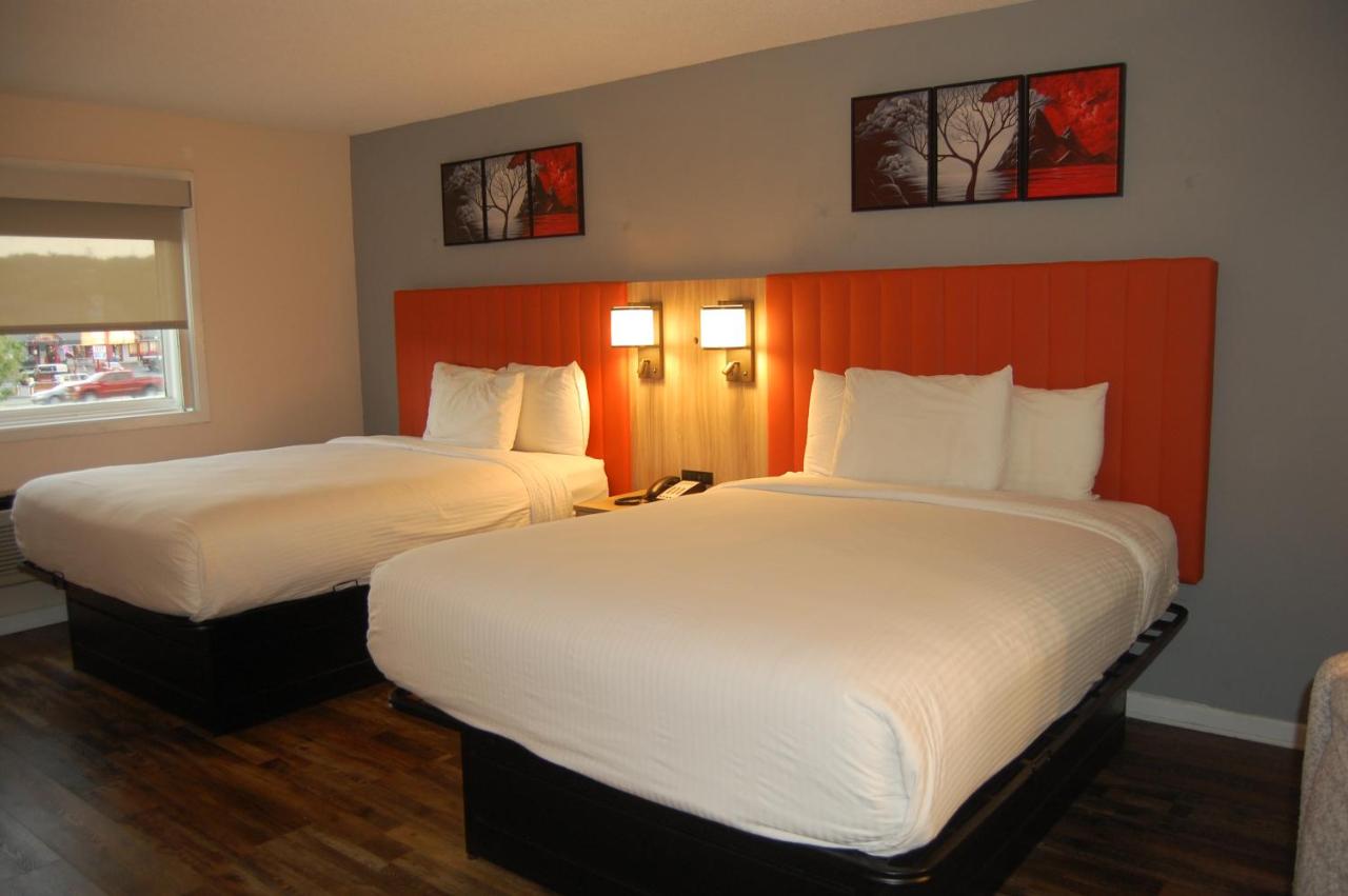 Suite with Two Queen Beds, Fireplace and Spa Bath at Vacation Lodge