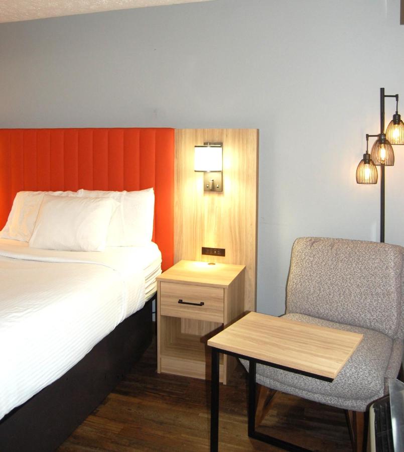 Standard Room with One Queen Bed at Vacation Lodge