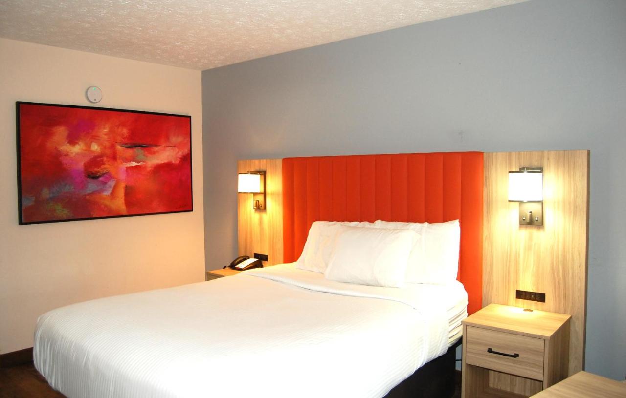 Standard Room with One Queen Bed at Vacation Lodge