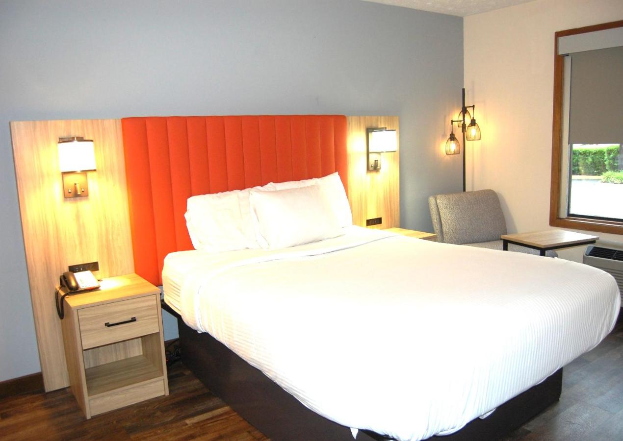 Standard Room with One Queen Bed at Vacation Lodge