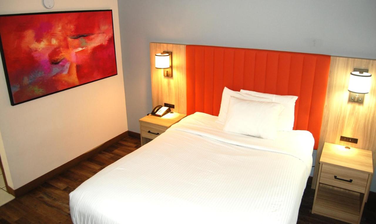 Standard Room with One Queen Bed at Vacation Lodge