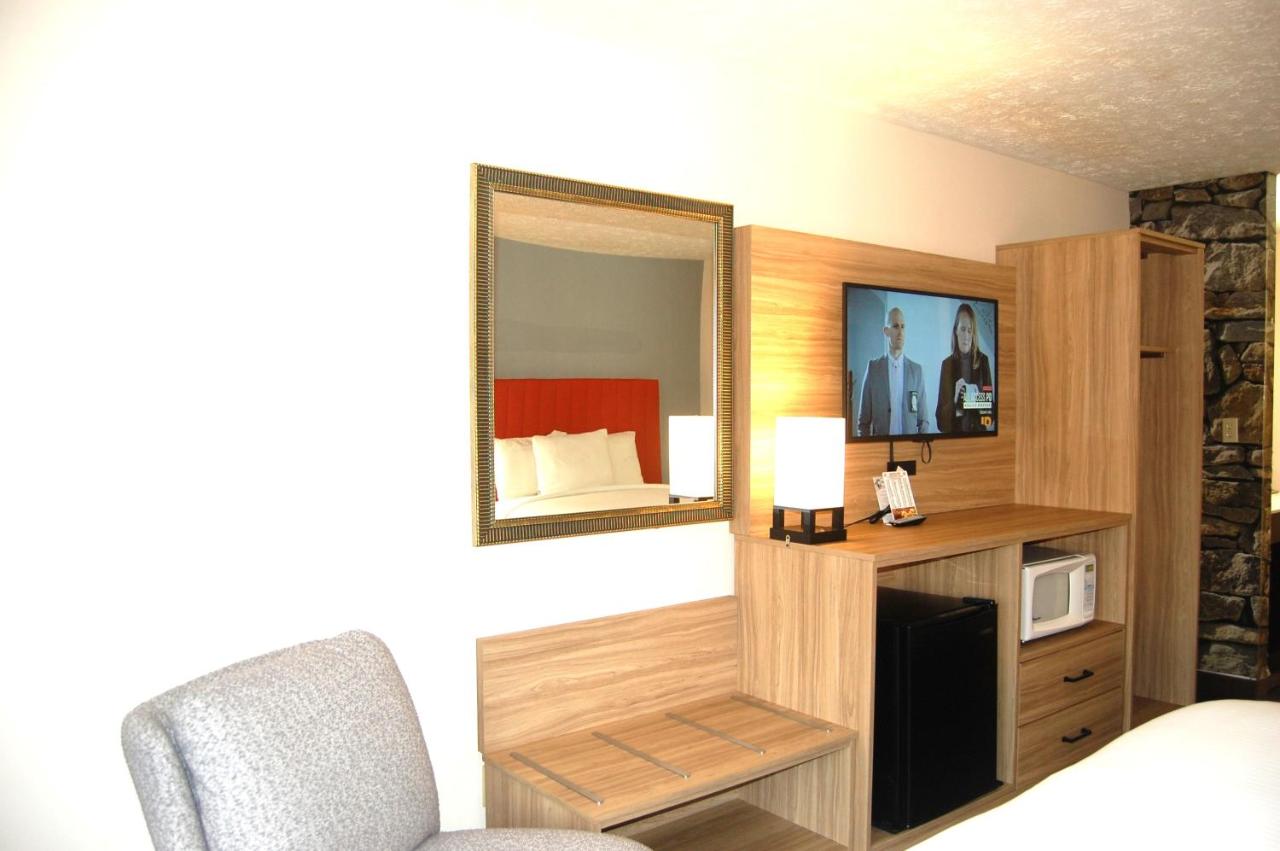 Standard Room with Two Queen Beds, Balcony at Vacation Lodge