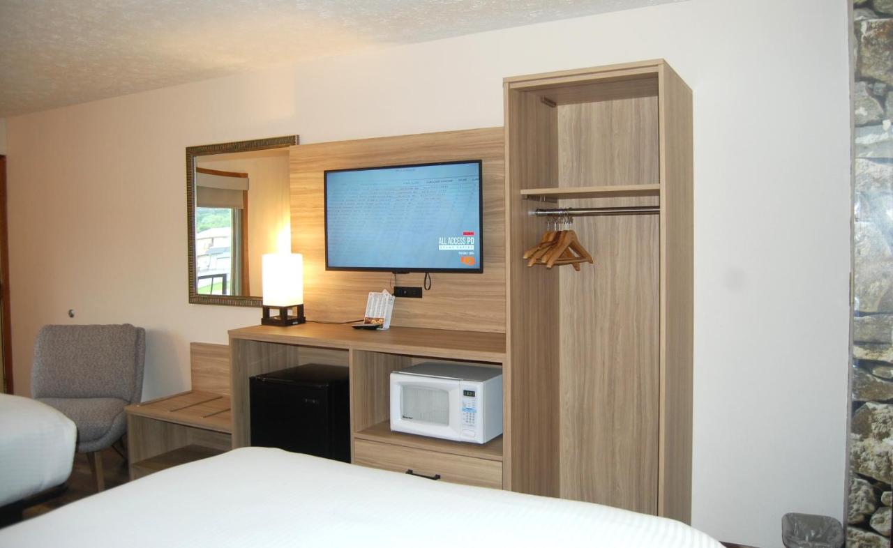 Standard Room with Two Queen Beds, Balcony at Vacation Lodge