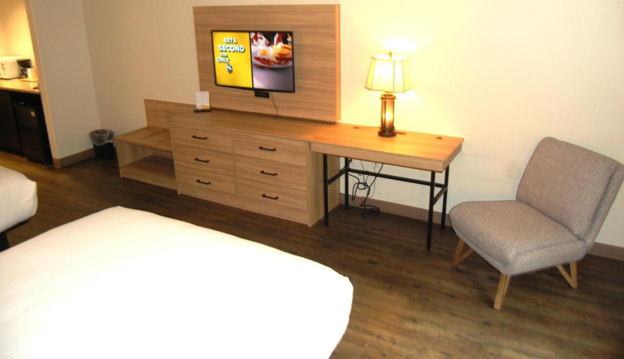 Deluxe Queen Room at Vacation Lodge