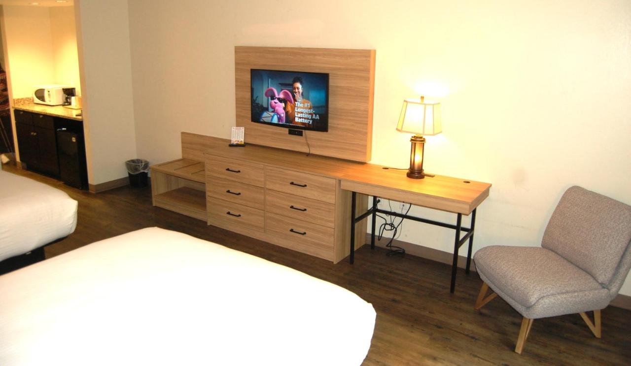 Deluxe Queen Room at Vacation Lodge