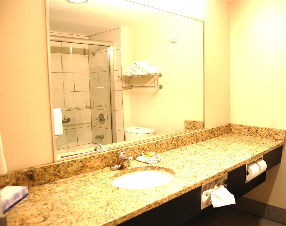 Deluxe Queen Room at Vacation Lodge