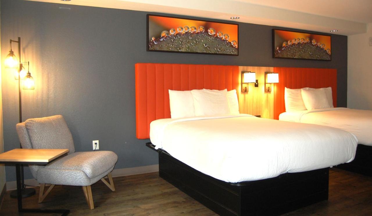 Deluxe Queen Room at Vacation Lodge
