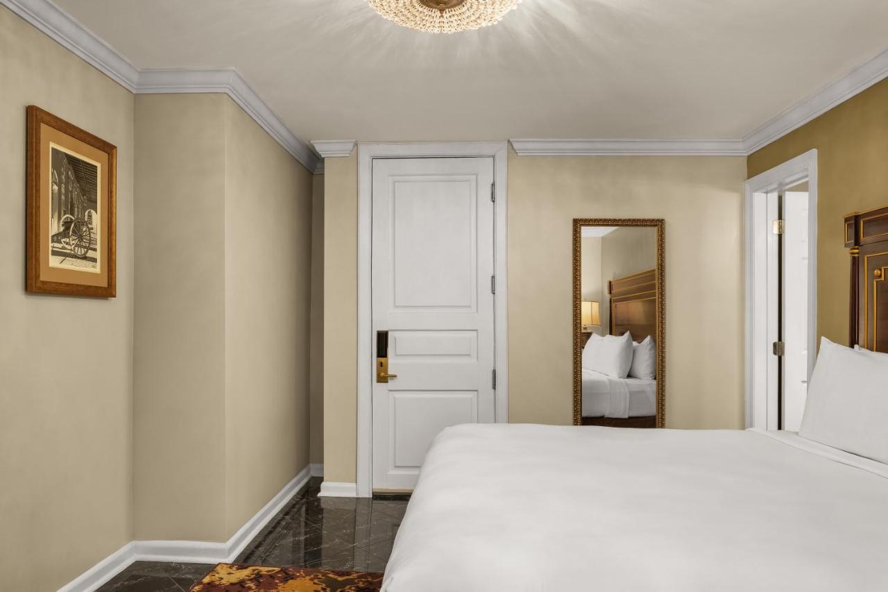 Deluxe King Room at Hotel Mazarin