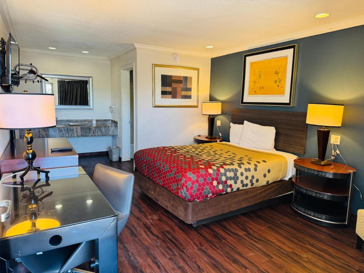  | Econo Lodge