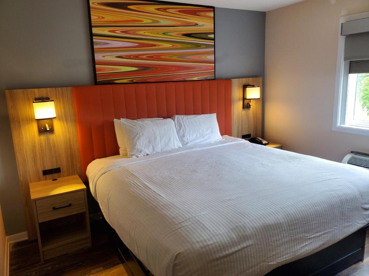 Suite with King Bed, Fireplace at Vacation Lodge