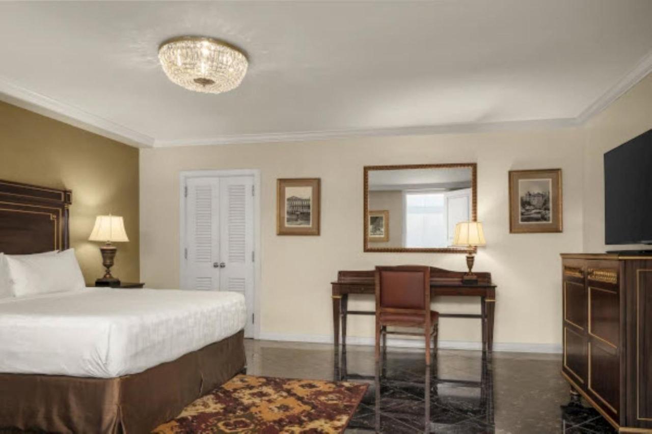 Superior King Room at Hotel Mazarin