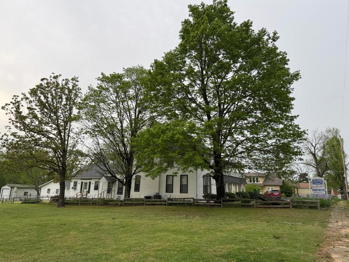 | Ozark Country Inn