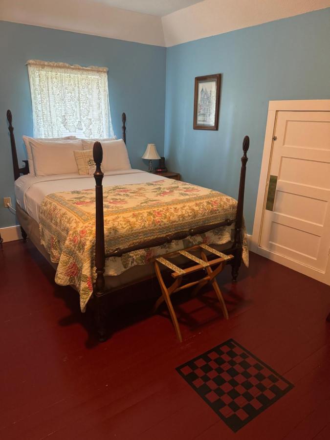 | Ozark Country Inn