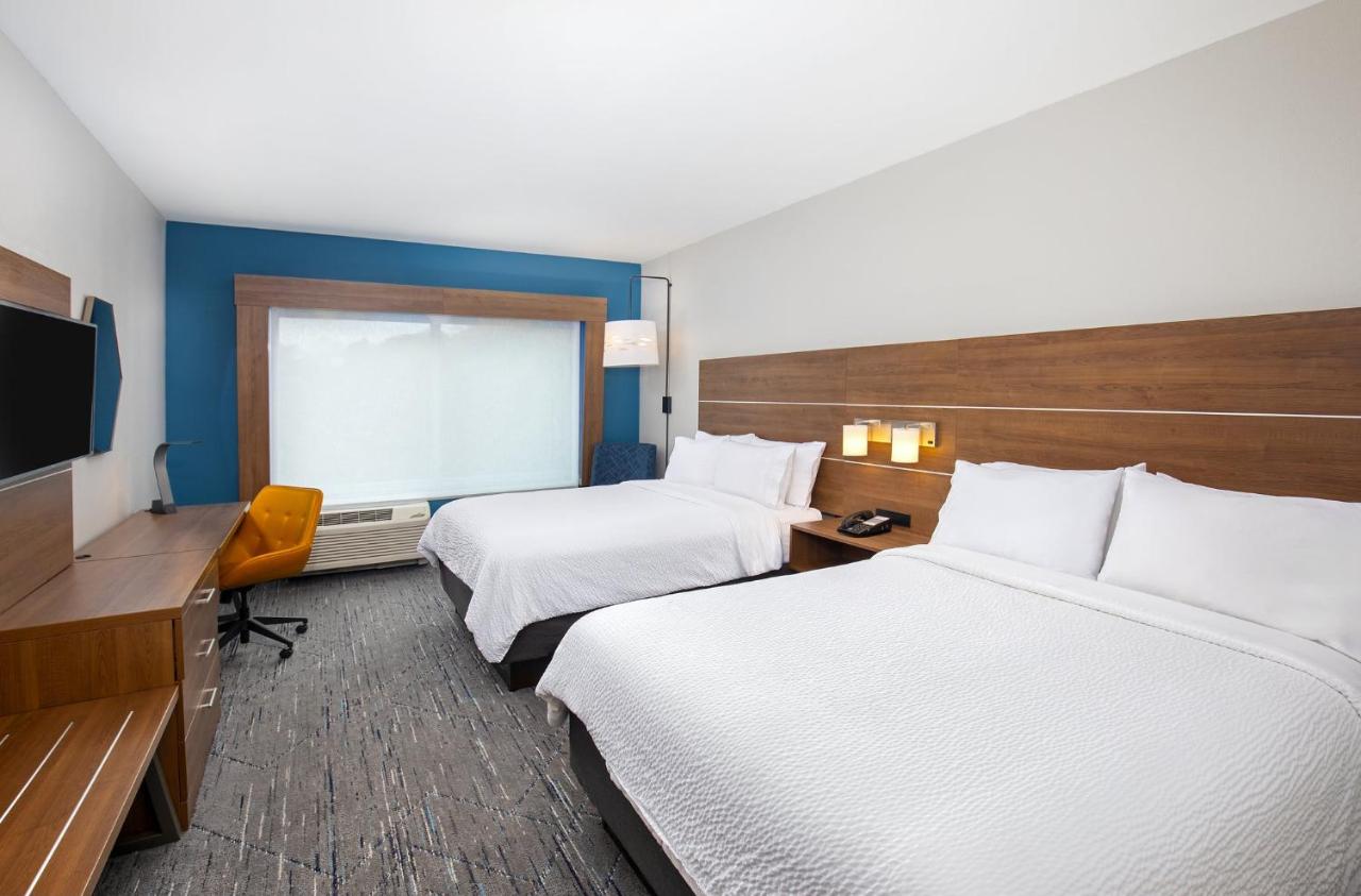 Queen Room with Two Queen Beds at Holiday Inn Express & Suites Carrollton West by IHG