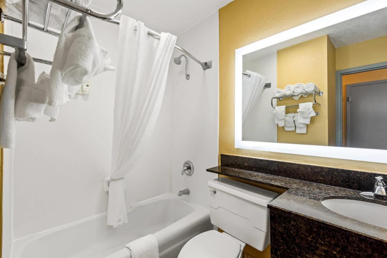 King Room - Non-Smoking at Quality Inn Fort Dodge