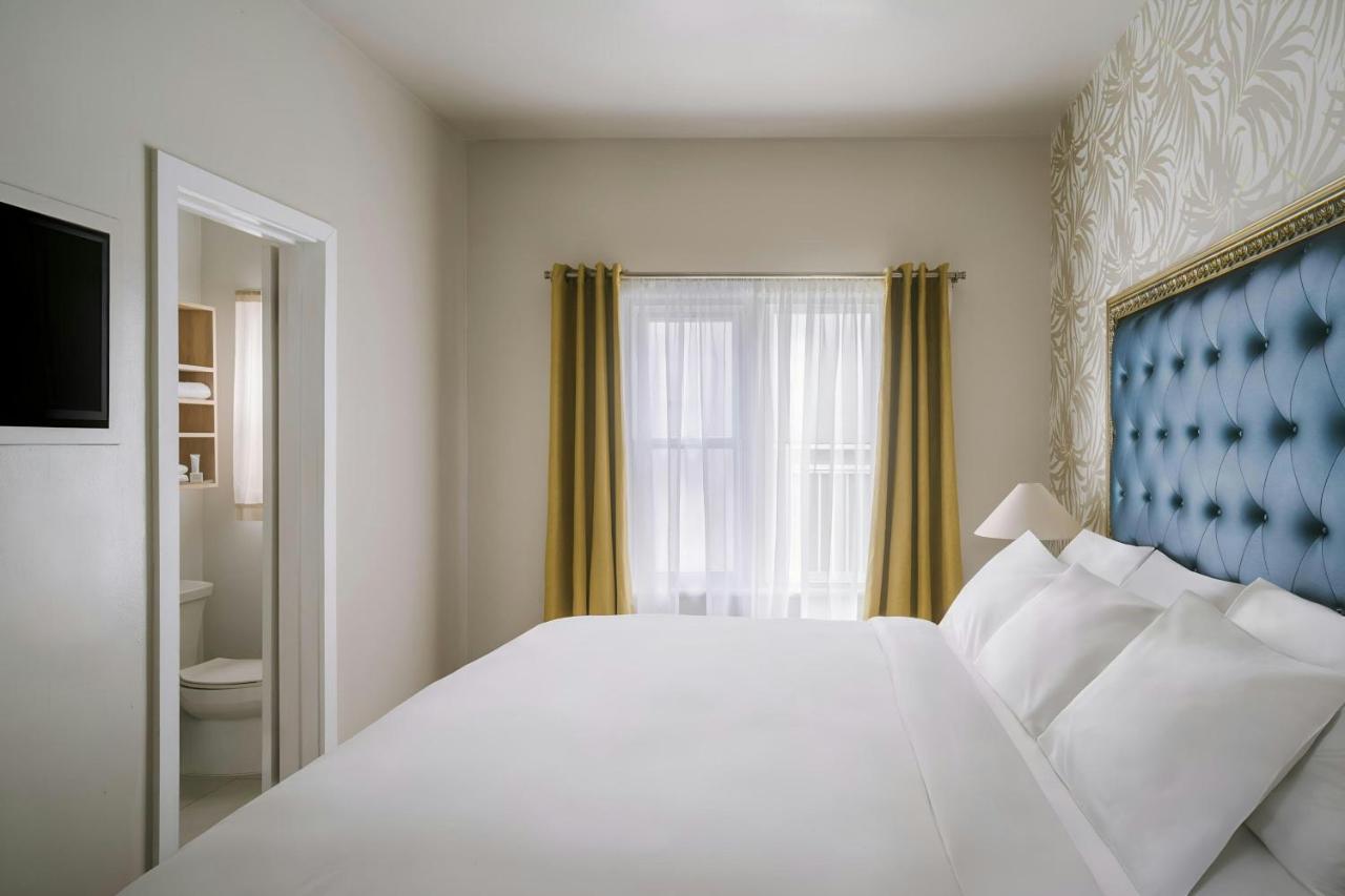Deluxe King Room at Hotel Beverly Terrace - Beverly Hills/West Hollywood