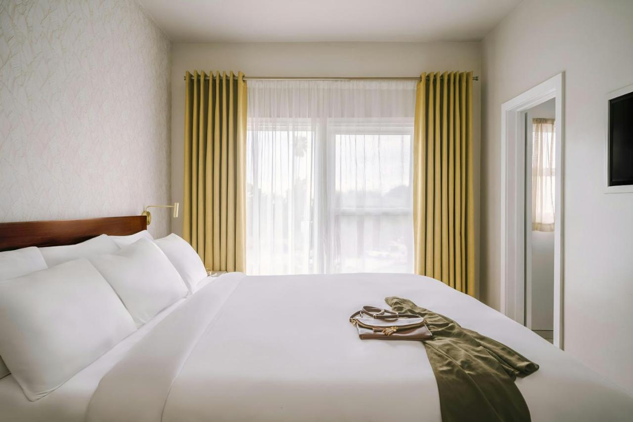King Room at Hotel Beverly Terrace - Beverly Hills/West Hollywood