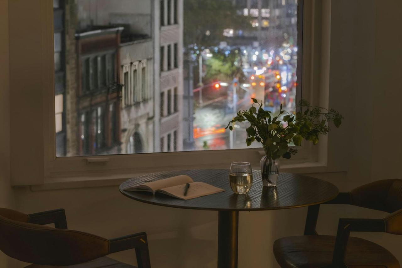 Deluxe King Room at Sonder Flatiron