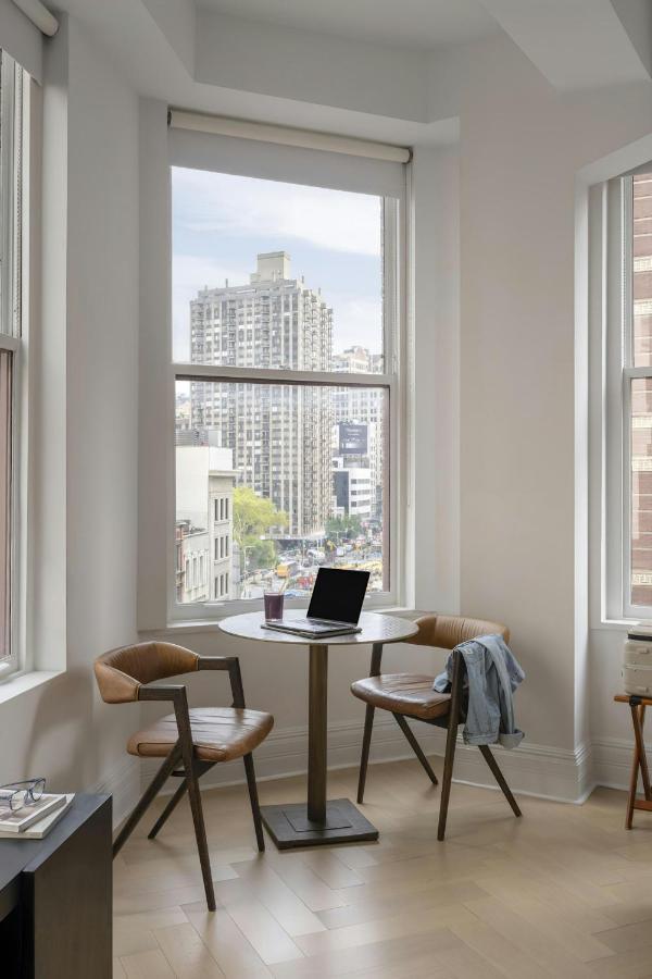 Deluxe King Room at Sonder Flatiron