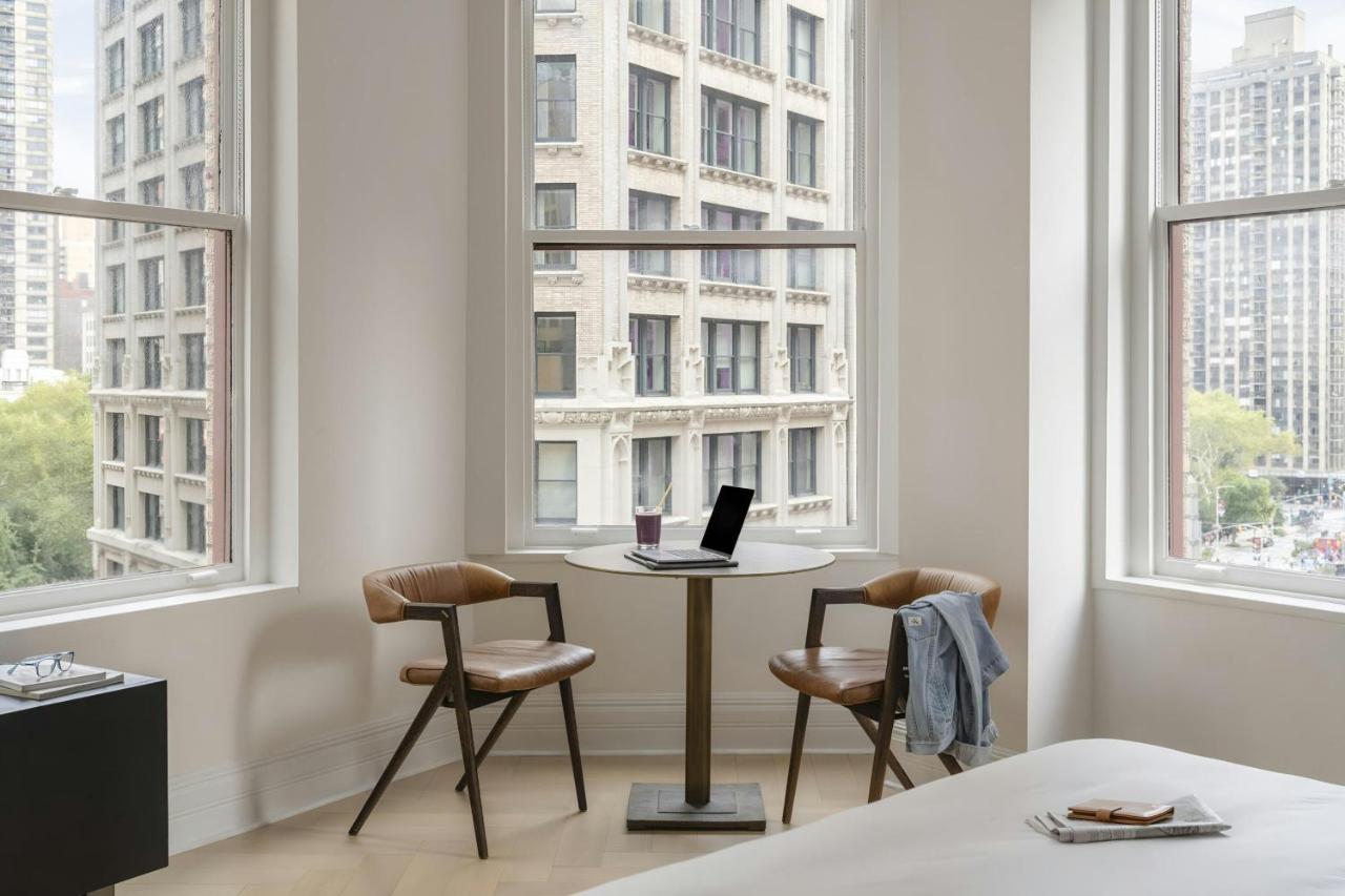 Deluxe King Room at Sonder Flatiron