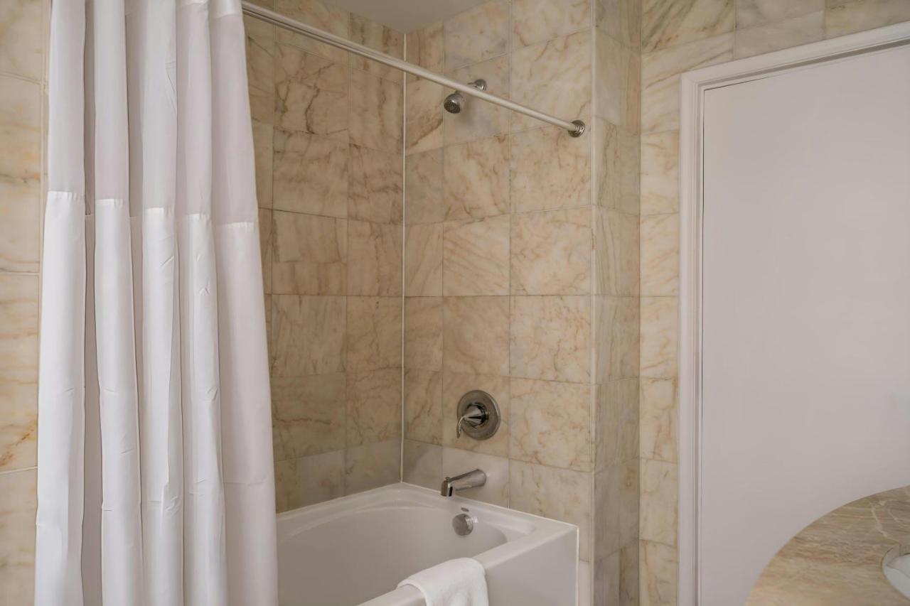 Deluxe King Room at Sonder Flatiron