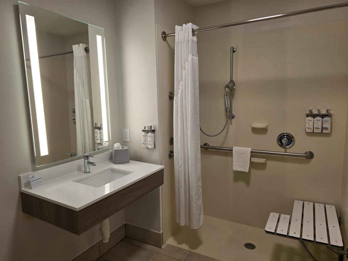 King Room with Roll In Shower - Disability Access/Non-Smoking at Holiday Inn Express Hotel & Suites Smithfield - Selma I -95 by IHG