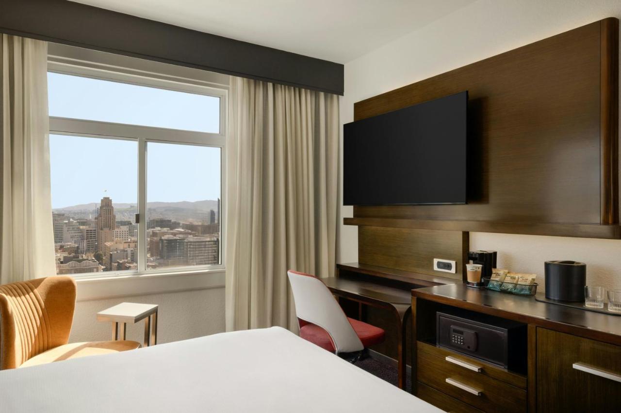Corner King Room at Courtyard by Marriott San Francisco Union Square