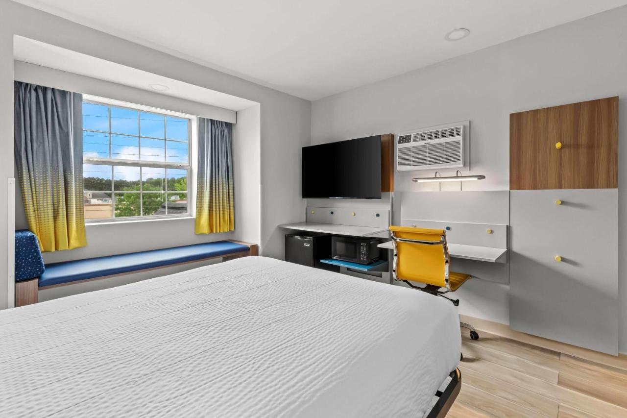Queen Room - Non-Smoking at Microtel Inn & Suites by Wyndham Norcross