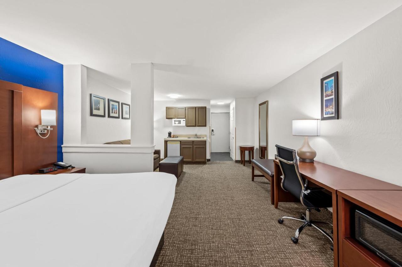 King Suite - Disability Access/Non-Smoking at Comfort Inn & Suites Fairborn near Wright Patterson AFB