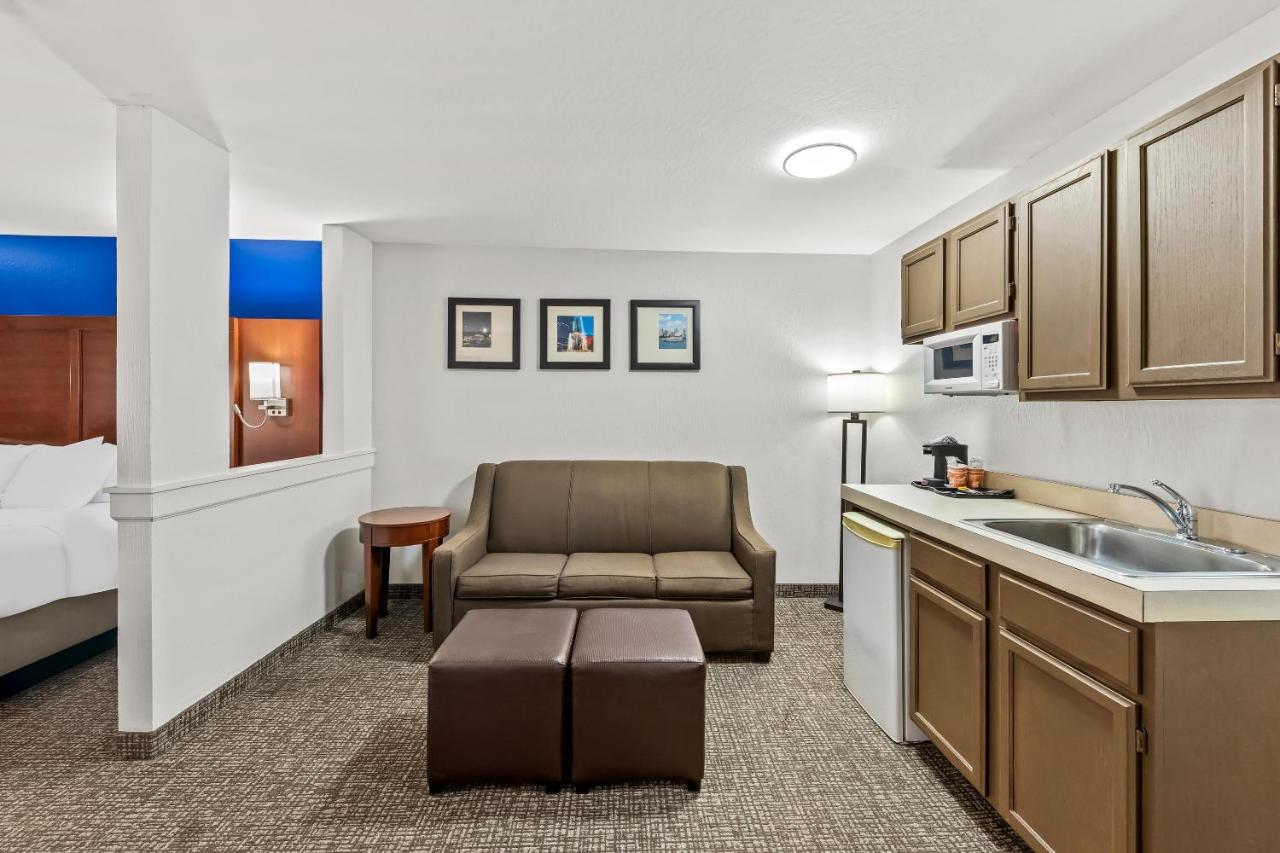 King Suite - Disability Access/Non-Smoking at Comfort Inn & Suites Fairborn near Wright Patterson AFB