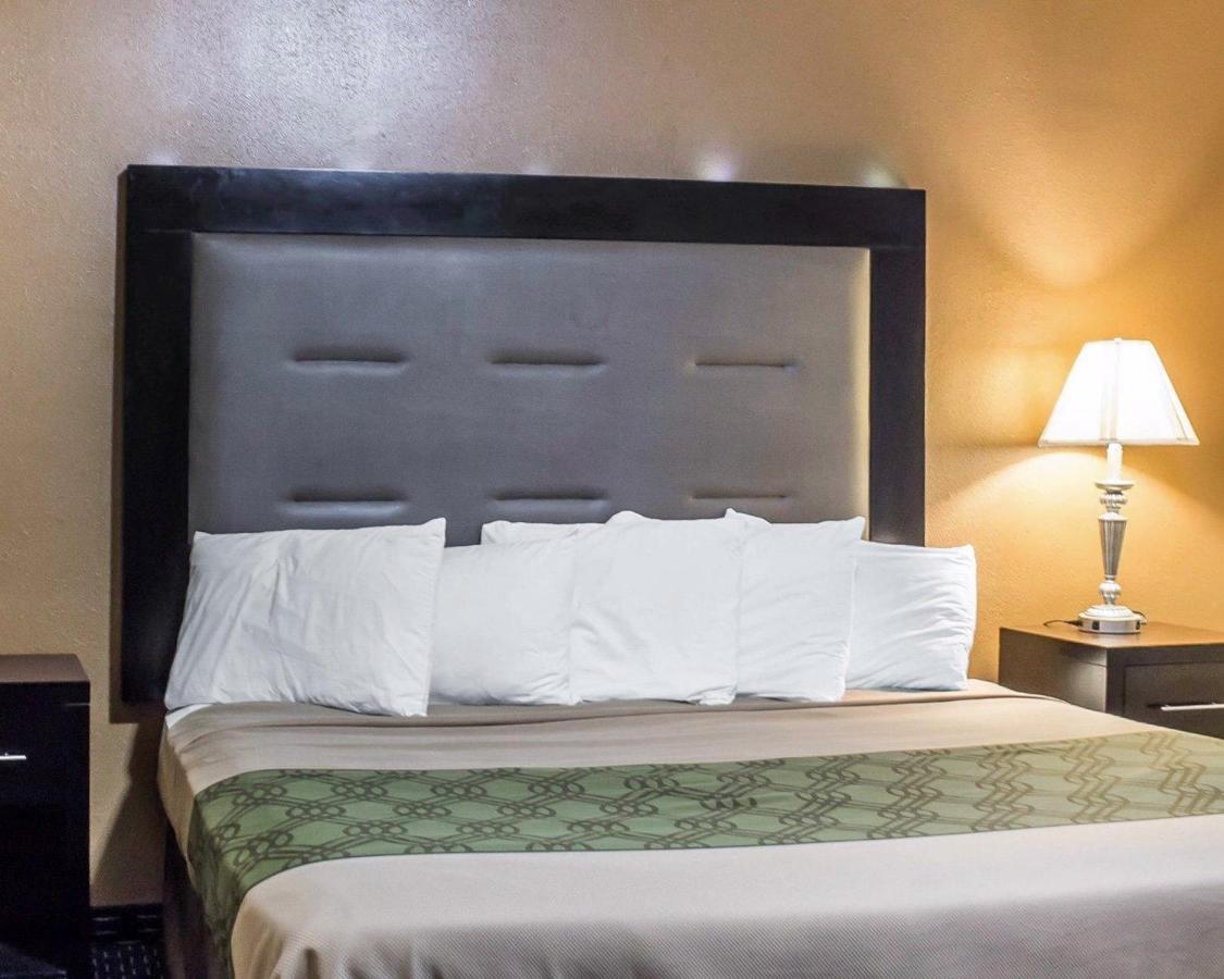 Standard King Room - Non-Smoking at Econo Lodge Clarks Summit - Scranton