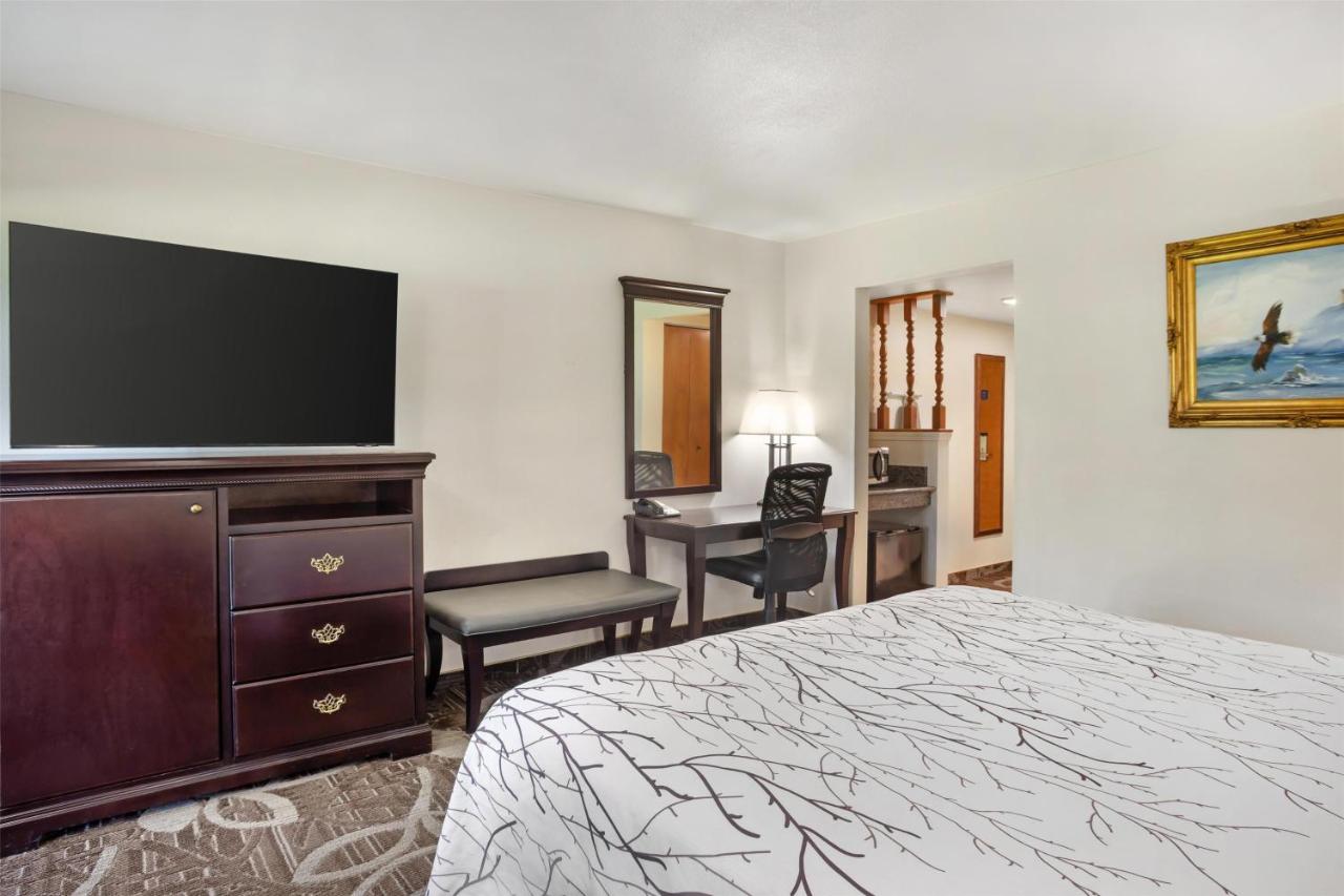 King Room with Roll-In Shower - Disability Access at Best Western Plus Yosemite Gateway Inn