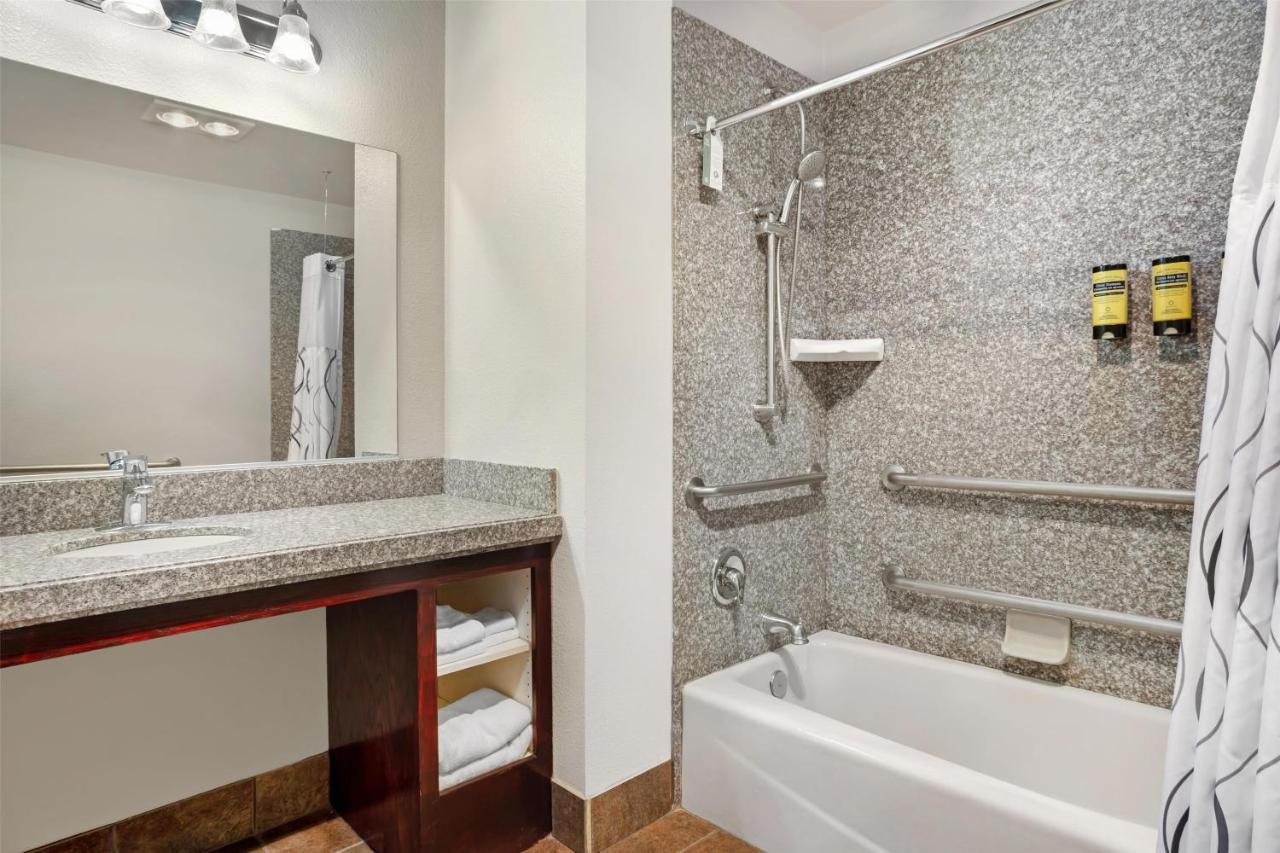 Queen Room with Two Queen Beds and Bathtub - Non-Smoking at Best Western Plus Yosemite Gateway Inn